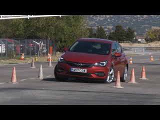 Opel Astra 2020 - Maniobra de esquiva (moose test) y eslalon | km77.com