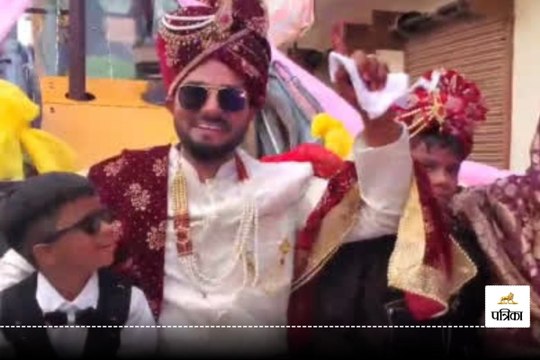 गोरखपुर में निकली बुलडोजर वाली बारात... बाबा का बुलडोजर पर थिरके बाराती