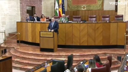 Bronca monumental obliga a suspender el debate en el Parlamento de Andalucía