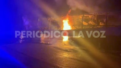 Rescatan a 46 pasajeros de incendio en autobús en Arteaga