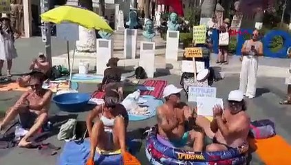 Bodrum'da Belediye Meydanı'nda şezlonglu, havuzlu eylem