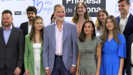 La reina Letizia apuesta por la moda sostenible y sorprende con un precioso vestido alquilado
