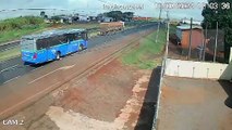 Vídeo mostra colisão entre ônibus e caminhão baú na BR-277, em Cascavel