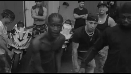 Achille Lauro e i ragazzi della comunità Kayros in "Banda Kawasaki"