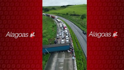 Carreta atravessada interdita BR-101 em Messias