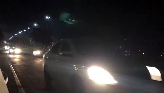 Avenida Tancredo Neves registra apagão em postes de iluminação pública