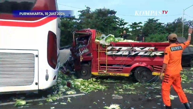 Warga Ambil Sayur dari Truk yang Terlibat Laka Beruntun di Tol Cipularang