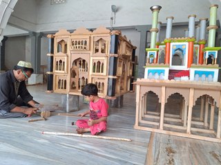 सैंकड़ों बरस से ड्योडी पीर की दरगाह का ताजिया एक परिवार ही बनाता चला आ रहा है