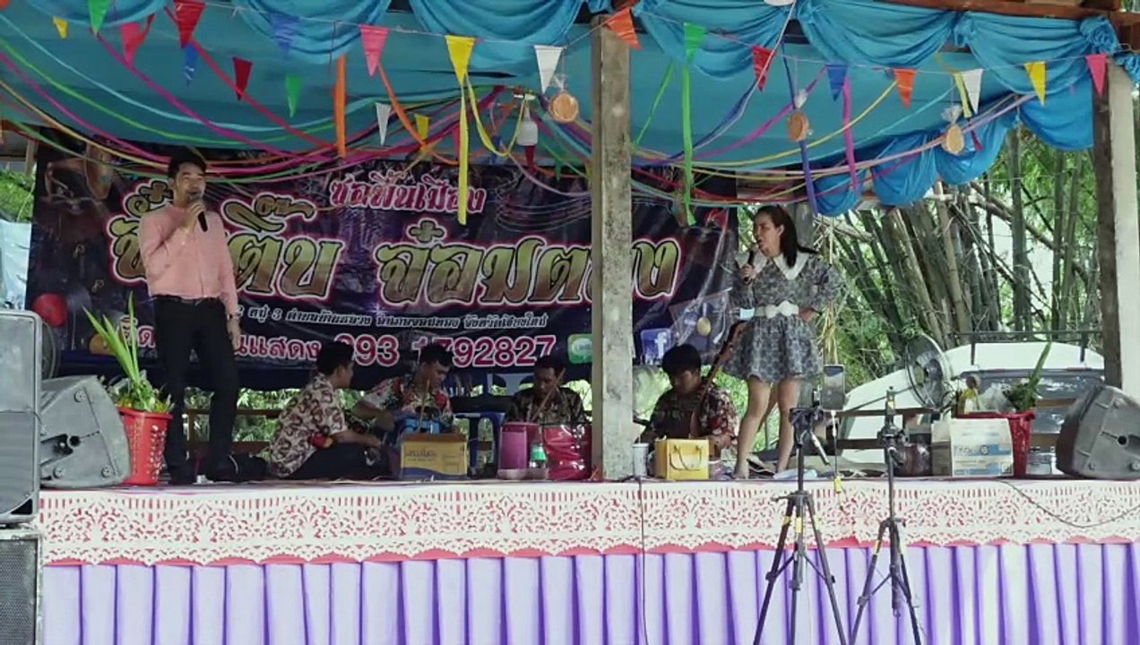 Traditionelles Fest feiern! #Kloster #Rakete #Feier #Thaifood #BBQ