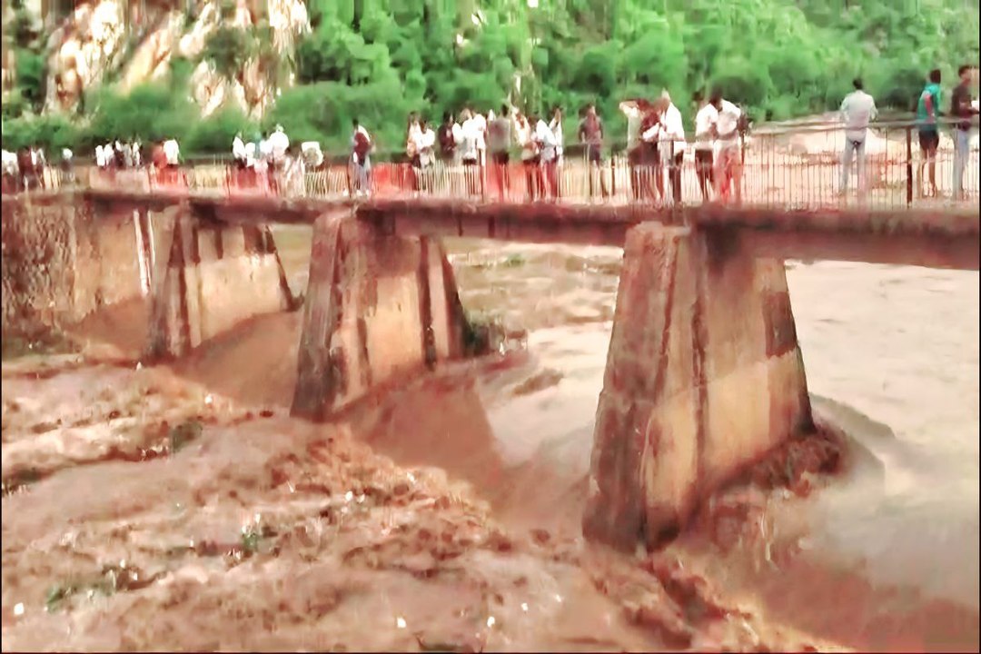 अलवर: रूपारेल नदी में खूब आ रहा पानी, देखें वीडियो