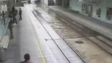 Carro na linha do metro !!!!!!!!