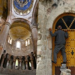 Tarihi kilise ziyarete açılamadı: Turistler kapıya tırmanıp içeriye bakıyor