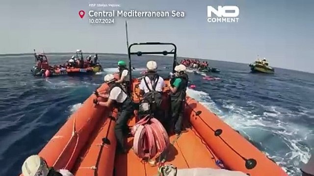 Migranti: 87 salvati in mare da Medici senza frontiere, operazione messa a rischio da nave libica
