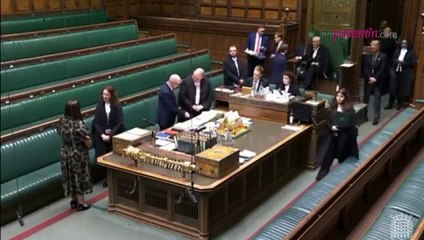 İngiltere'de Türk milletvekili Kuran'a el basarak göreve başladı