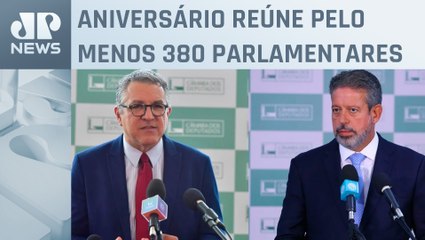 Arthur Lira e Alexandre Padilha se cumprimentam em festa de Elmar Nascimento