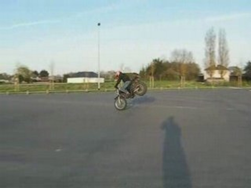 Yamaha TW 125 - Stoppies