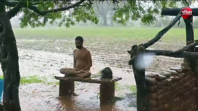 तेज बारिश के बीच तप साधना में लीन जैन मुनि
