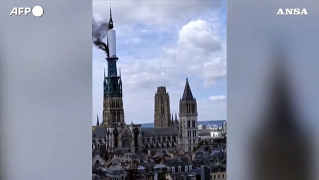 Francia, incendio alla cattedrale di Rouen: torna l'incubo Notre-Dame