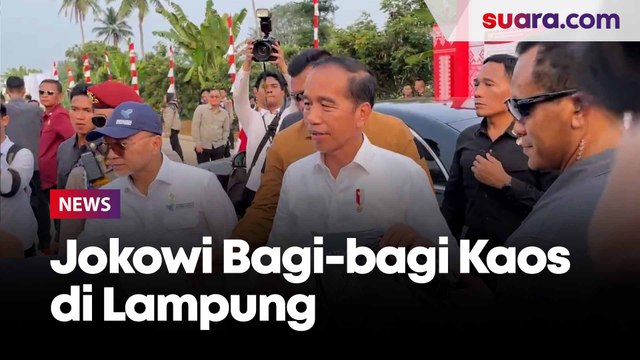 Presiden Jokowi Sapa Warga dan Bagi-bagi Kaos di Lampung