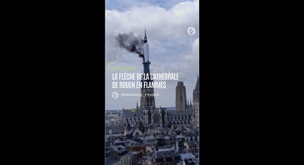 La flèche de la cathédrale de Rouen en flammes