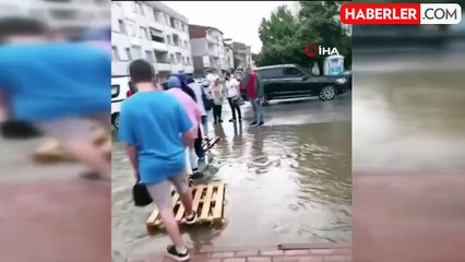 Sağanak yağış İnegöl'de hayatı felç etti