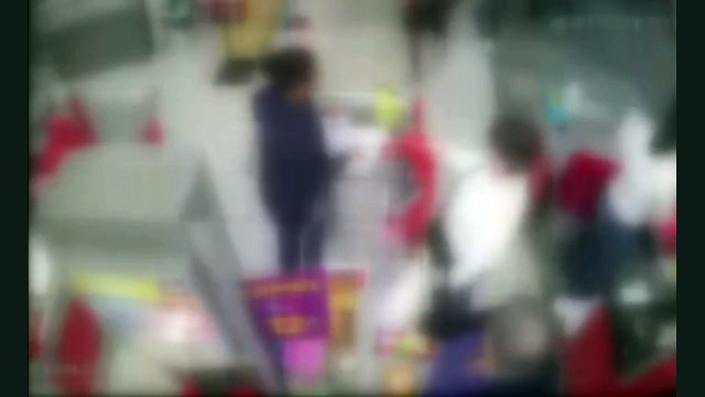 Veja momento em que vítima de assalto entra em luta corporal com bandido em comércio de São Vicente