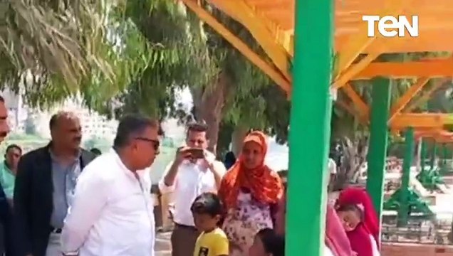 اللواء طارق مرزوق محافظ الدقهلية يستمع للمواطنيين فى احدى حدائق المنصورة