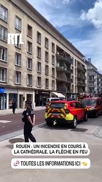 Des images de la cathédrale de Rouen dont la flèche a été touchée par un incendie