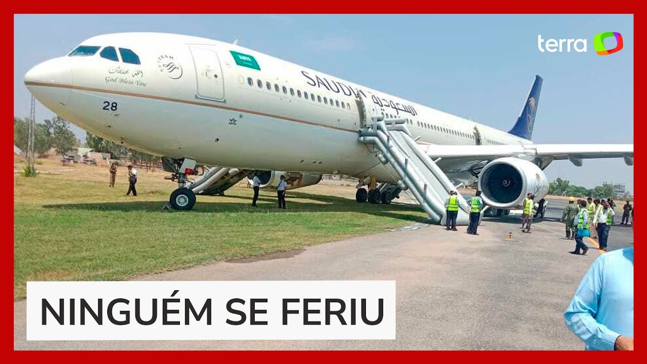Avião pega fogo ao pousar com 297 passageiros a bordo no Paquistão