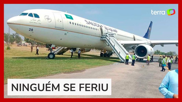 Avião pega fogo ao pousar com 297 passageiros a bordo no Paquistão