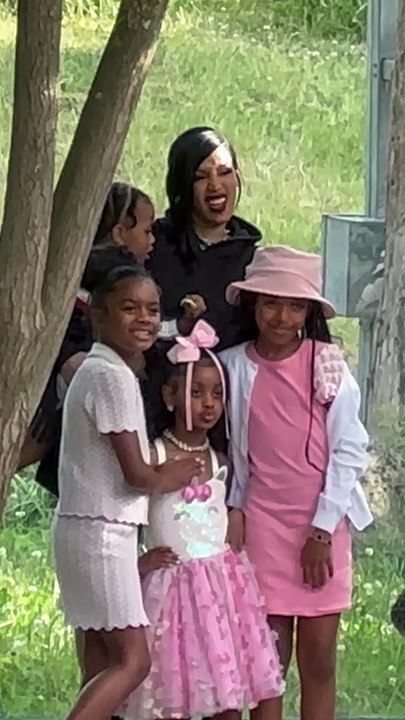 Cardi B en famille au zoo