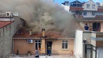 Çatı katında çıkan yangında ev kullanılamaz hale geldi