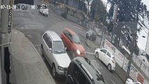 Câmera registra acidente entre três veículos no Centro
