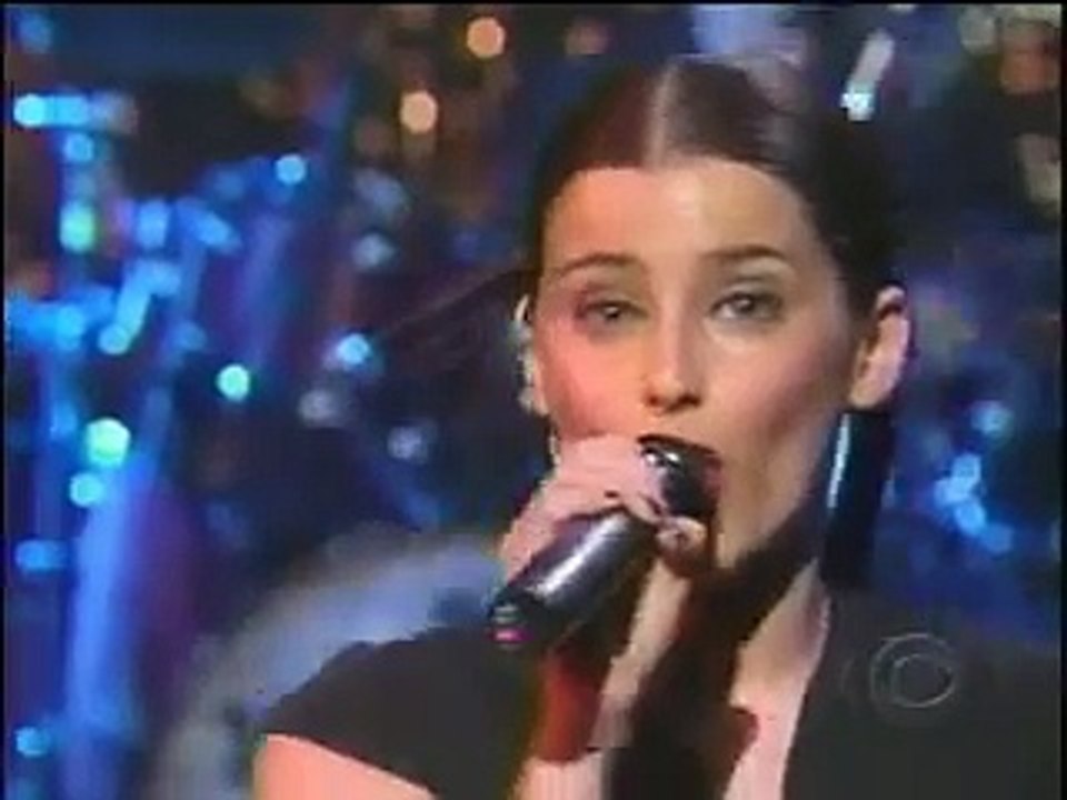 Nelly Furtado chante son tube "I'm Like A Bird" en live