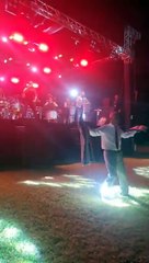 Isidório "rebola" em festa de Elmar Nascimento