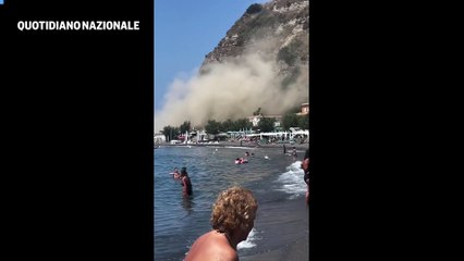 Frana a Monte di Procida: paura tra i bagnanti