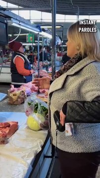 Cette dame âgée rend l’argent appartenant à une femme puis se fait récompenser pour son honnêteté