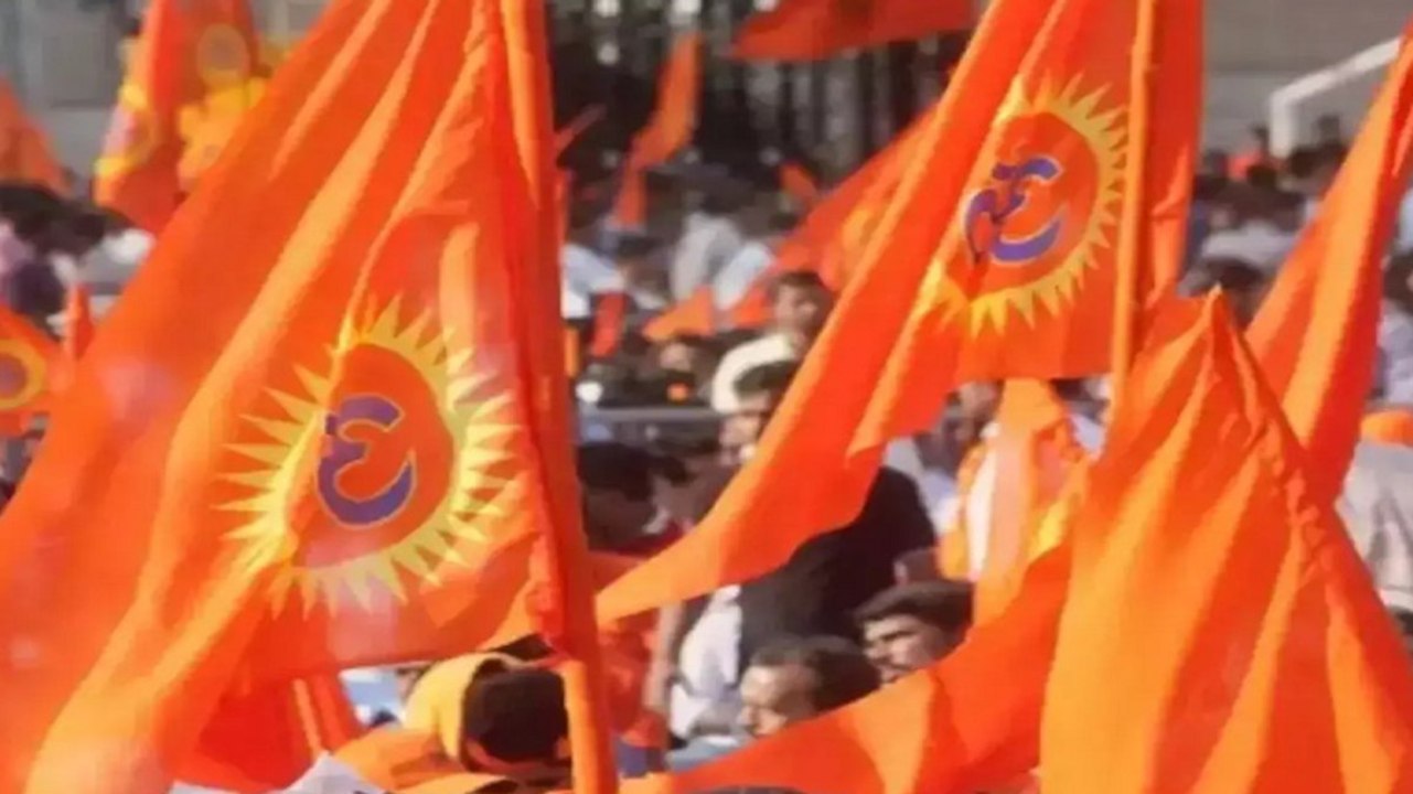 बाढ़ पीड़ितों की मदद में जुटे बजरंग दल के कार्यकर्ता