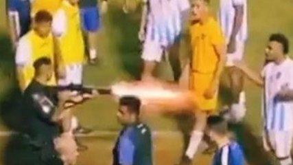 Rissa in campo, il poliziotto spara un proiettile di gomma. Follia nella seconda divisione brasiliana