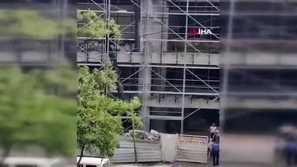 Parasını Alamayan İşçi Yaptığı Panelleri Söküp Aşağıya Attı