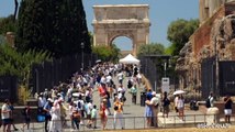 Caldo estremo a Roma, turisti a caccia di acqua e ombra