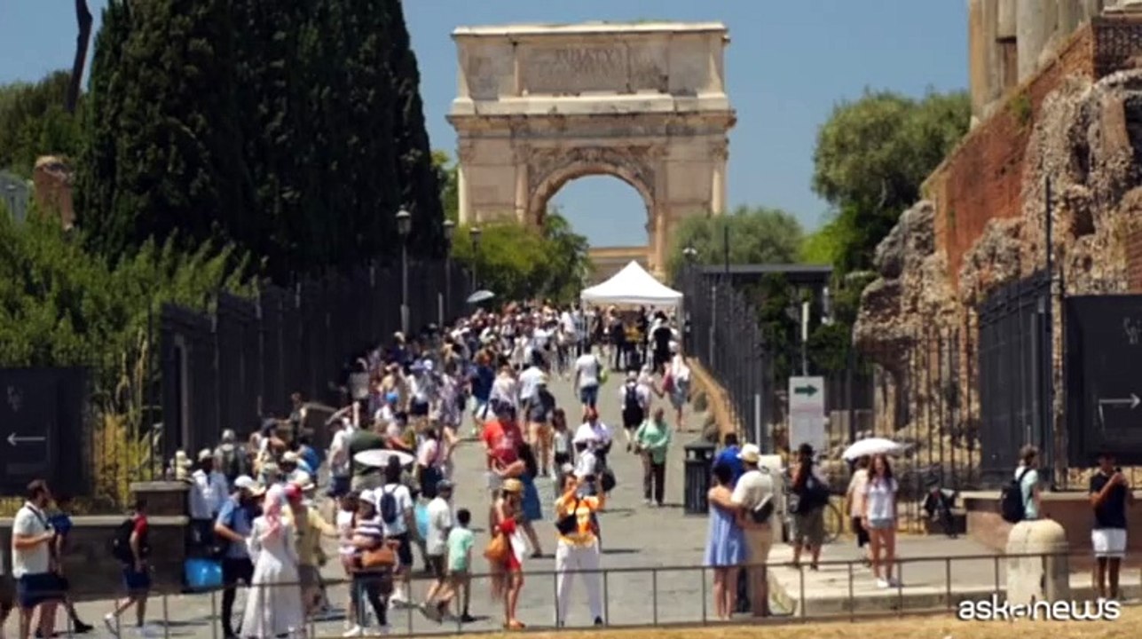 Caldo estremo a Roma, turisti a caccia di acqua e ombra