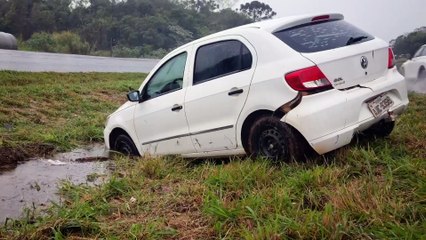 Gol é abandonado após saída de pista na BR-467 em Cascavel
