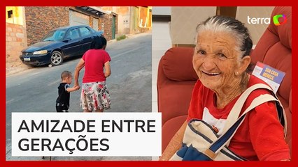 Idosa realiza sonho de ter sofá em casa após amizade com 'mini-vizinho' viralizar nas redes sociais