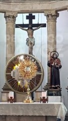 ¡Milagro! late el Corazón de Jesús en Santiago Apóstol  Por más de un minuto el Santísimo se movió mientras los feligreses cantaban.   #ATodaHoraSiempreALaMano