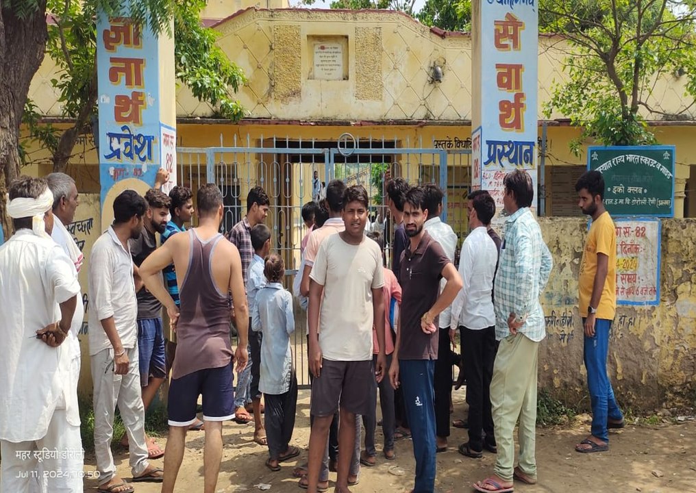 डोरोली राजकीय विद्यालय में प्रधानाचार्य व एलडीस...