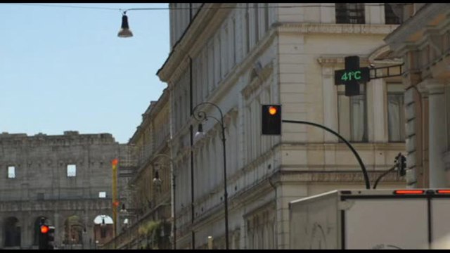 Caldo estremo a Roma, turisti a caccia di acqua e ombra
