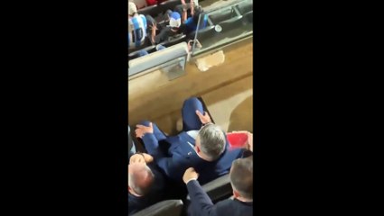 Asistente Ayuda a Chiqui Tapia a Secar el Sudor