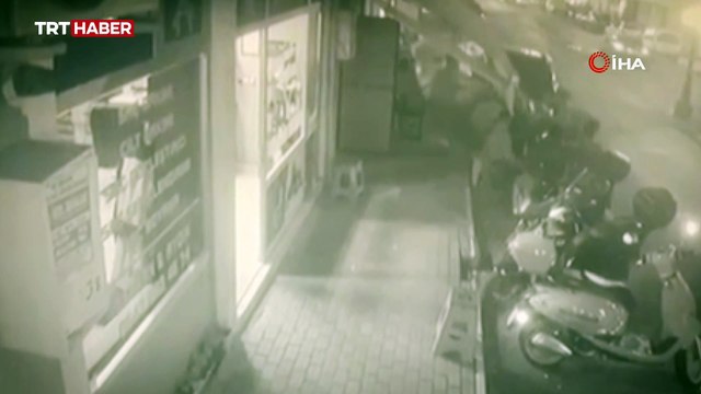 Otomobil kahvehanenin önünde oturanların arasına daldı: 11 yaralı