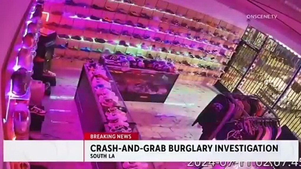 Roban $25,000 en zapatillas tras estrellar un auto contra una tienda en Los Ángeles